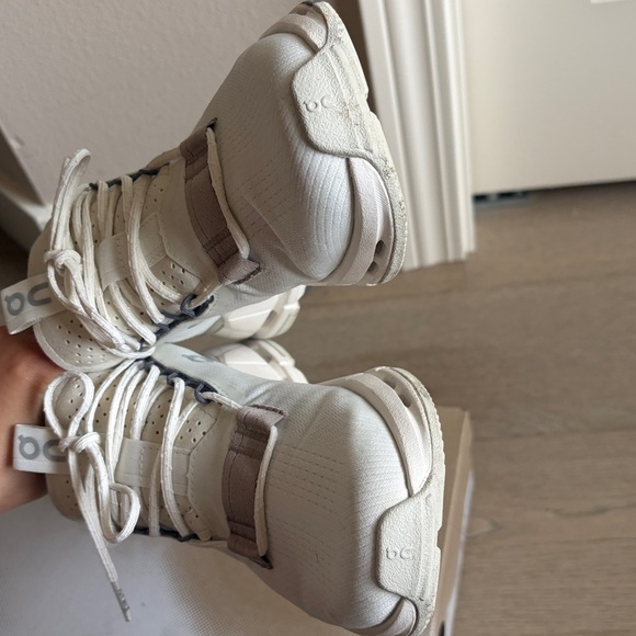 GUC on running cloudnova 2 ice/sand size 5.5 with original shoe box - Picture 13 of 16